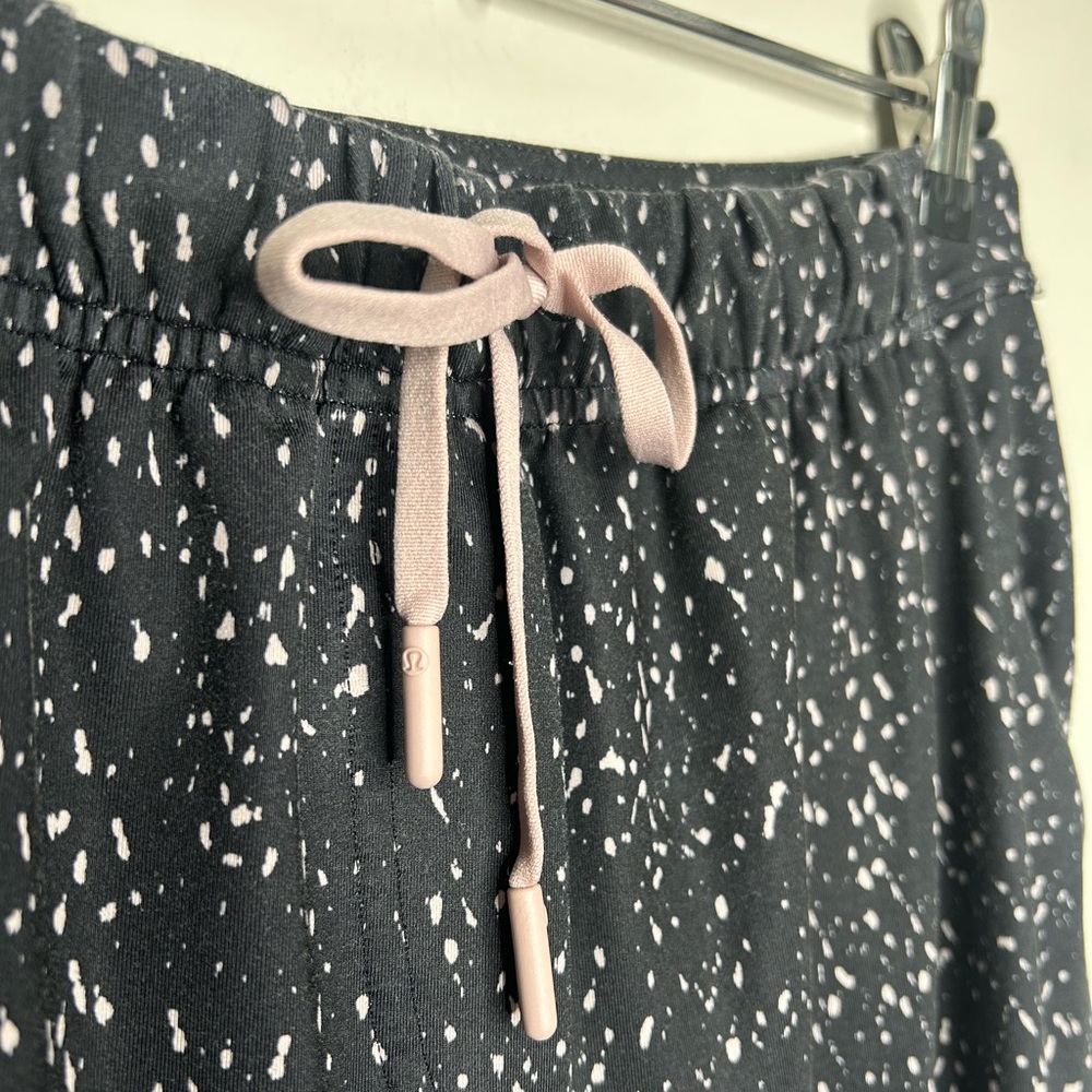 Lululemon Jet Crop (Slim) *Luxtreme Butterfly Texture Mink Berry Black Pant Sz 6 - Picture 10 of 11